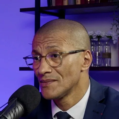 Portrait de Karim Bouamrane